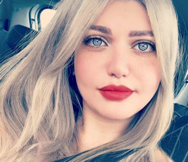 والدة ياسمين الخطيب اللبنانية تشعل مواقع التواصل بجمالها في أول ظهور لها