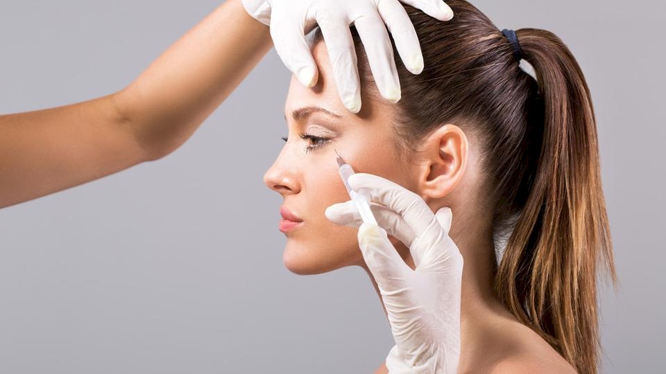 سيدتي...هذا هو العمر المثالي للخضوع للحقن التجميلية