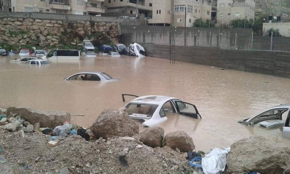 الأمطار الغزيرة تتسبب بفيضانات وإغلاق طرق وأضرار ببعض الممتلكات