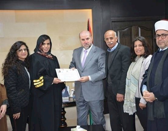 فلسطينية مسيحية تنال مزاولة مهنة بالقضاء الشرعي