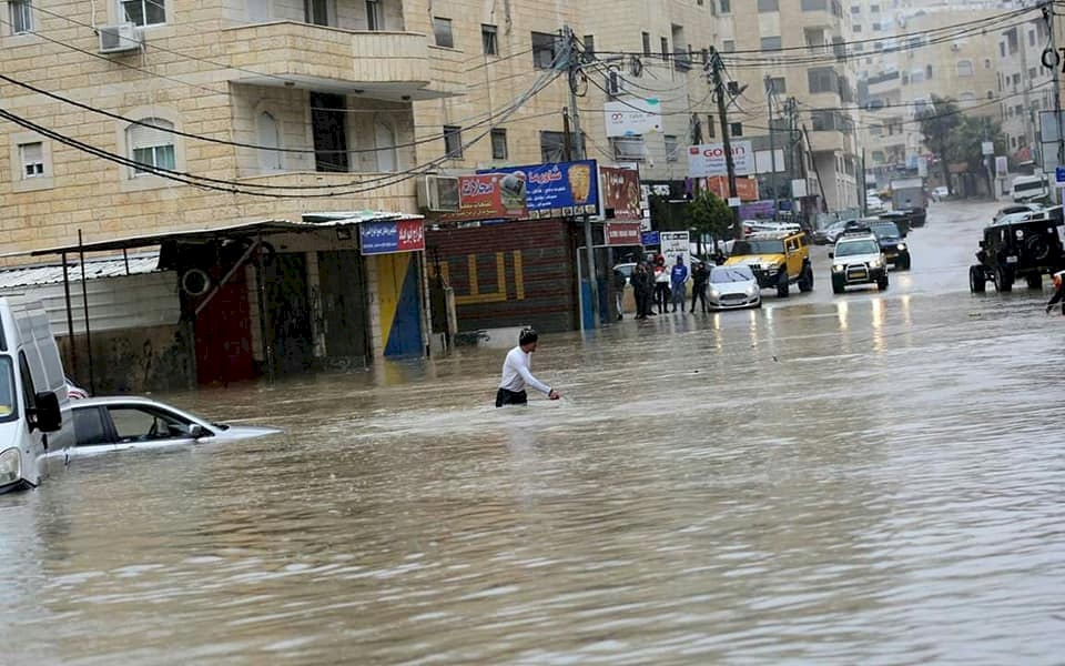بالصور والفيديو| الأمطار تكشف عورة البنية التحتية في فلسطين