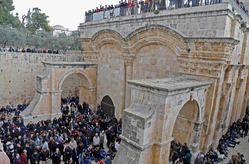 الآلاف يؤدون "الجمعة" في المسجد الأقصى ومصلى الرحمة