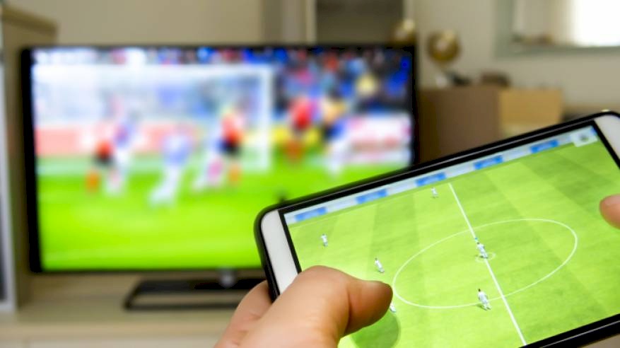 هل تشاهد التلفاز وهاتفك الذكي بيدك؟ اعرف خطورة الأمر