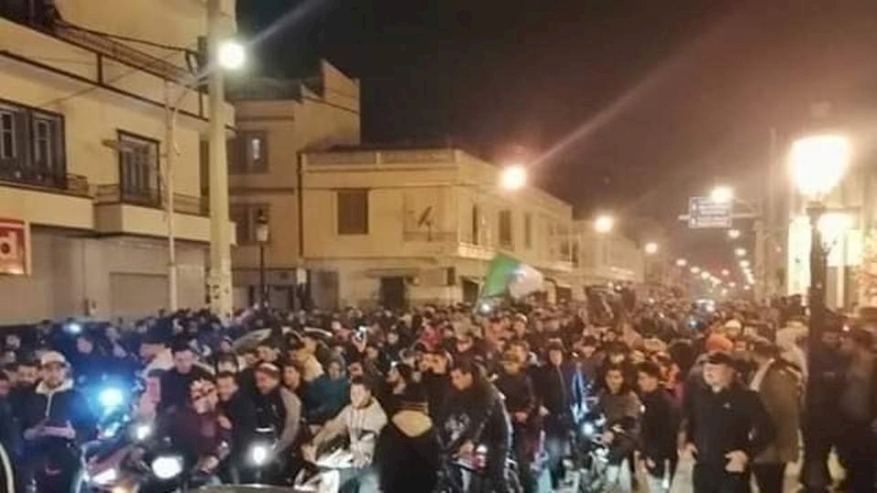 بوتفليقة يتعهد بتقصير ولايته.. وتظاهرات شبابية رافضة