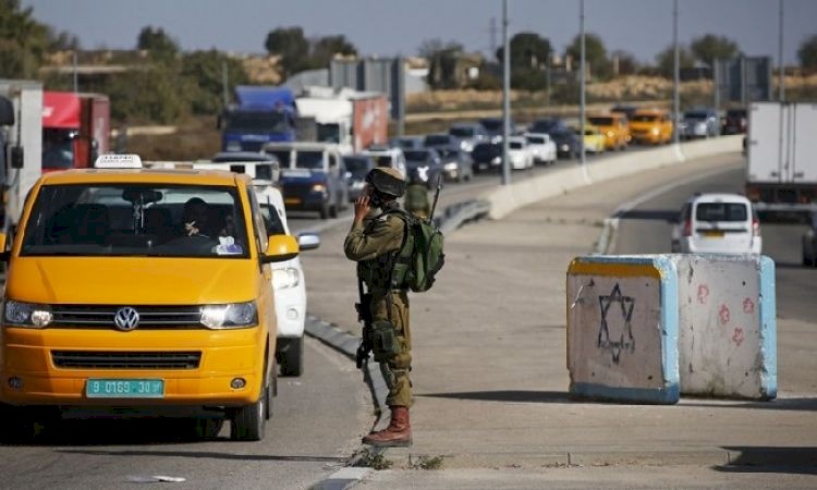 الاحتلال يغلق المدخل الشمالي لمدينة البيرة