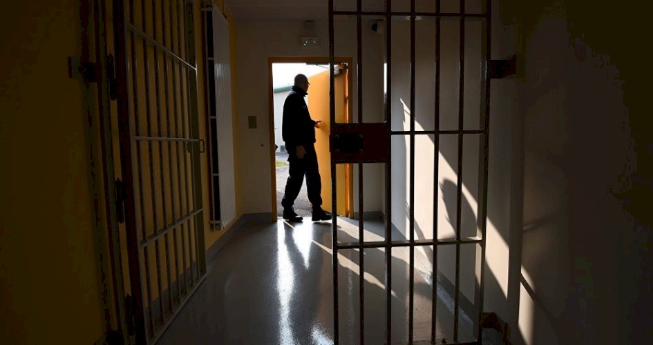 أجهزة داخل سجون الاحتلال تُلحق أضرارًا خطيرة بصحة الأسرى