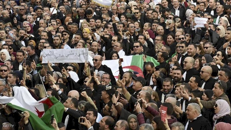 الآلاف يحتشدون في "جمعة الحسم" بالجزائر
