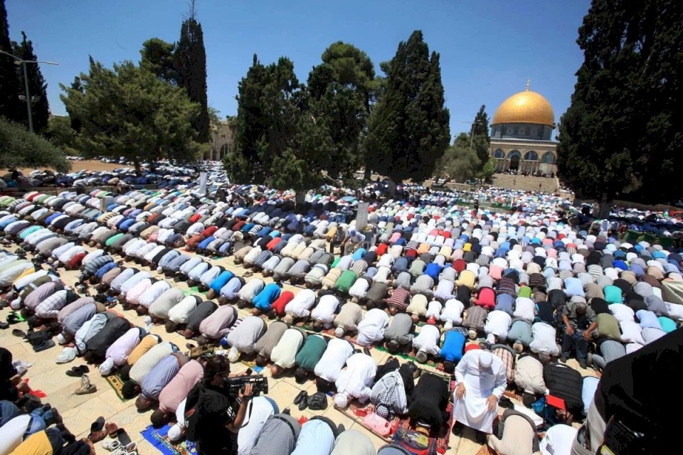 الآلاف يؤدون صلاة الجمعة في المسجد الأقصى