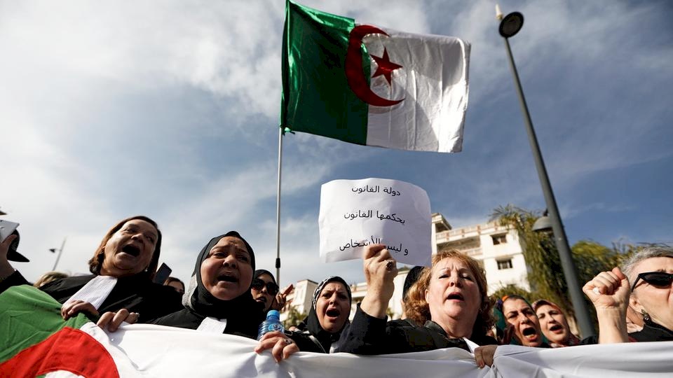 الجزائر.. "جمعة حسم" ودعوة لتظاهرات كبرى