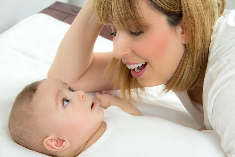 ما هي فوائد وأضرار الضوضاء البيضاء لمولودك؟