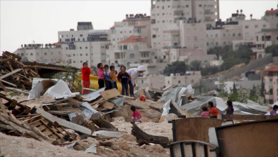 الاحتلال يجبر مواطناً على هدم منزله في القدس