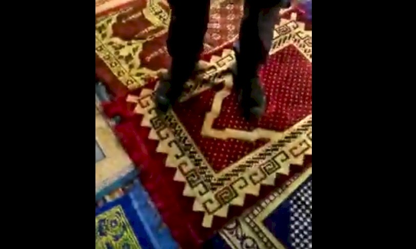 فيديو.. ضابط اسرائيلي يتجول "ببسطاره" في مسجد باب الرحمة 