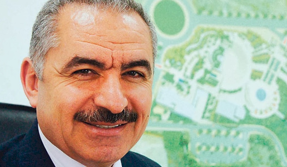 وُلد في قرية تل بنابلس.. من هو الدكتور محمد اشتية؟