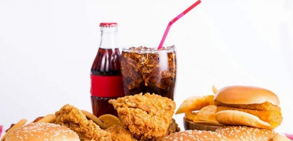 لهذا السبب لا نشبع بعد تناول الوجبات السريعة