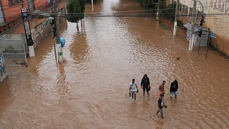 ارتفاع ضحايا الفيضانات في البرازيل إلى 12 شخصا