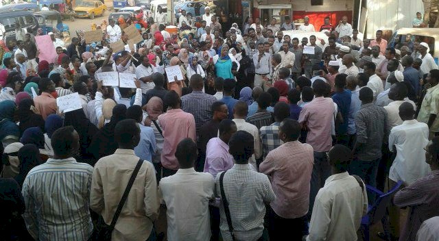 عصيان مدني في السودان بمشاركة الطلاب والتجار والموظفين