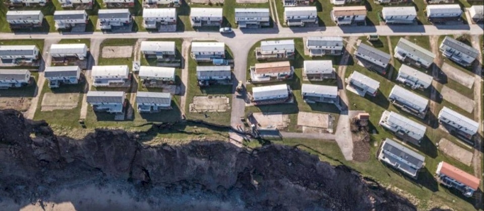 كارثة تهدد عشرات المنازل الفارهة في بريطانيا