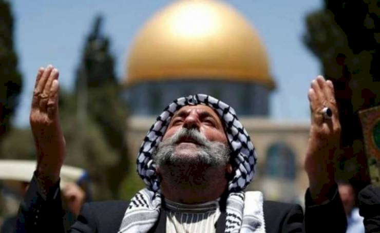 40 ألفا يؤدون "الجمعة" في "الأقصى"