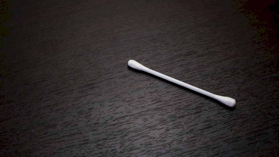 احذر تنظيف الأذن بأعواد القطن.. هذا ما فعلته بهذا الرجل