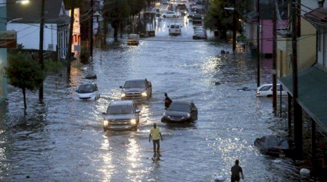 مصرع 42 شخصا جراء فيضانات شرقي إندونيسيا