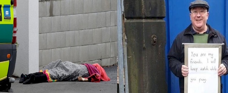 بريطاني يحمل لافتة أمام مسجد: أنا سأحرسكم أثناء الصلاة