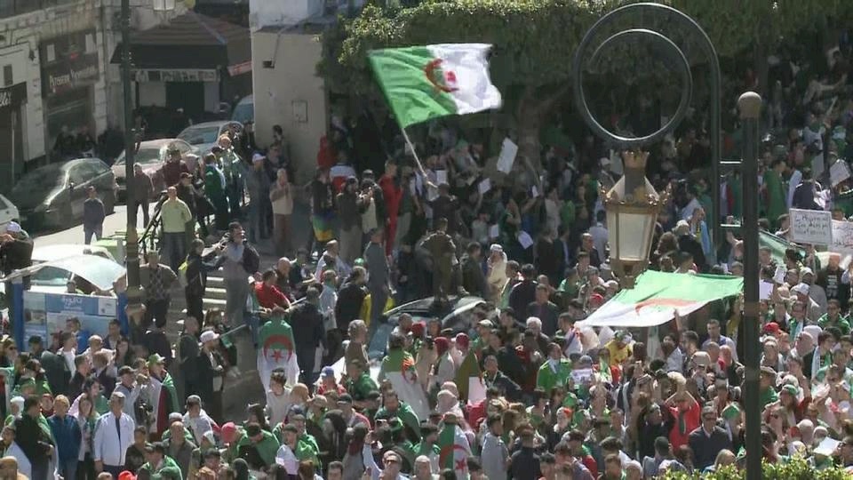 الجزائر.. الأطباء يدعون لاحتجاجات حاشدة اليوم