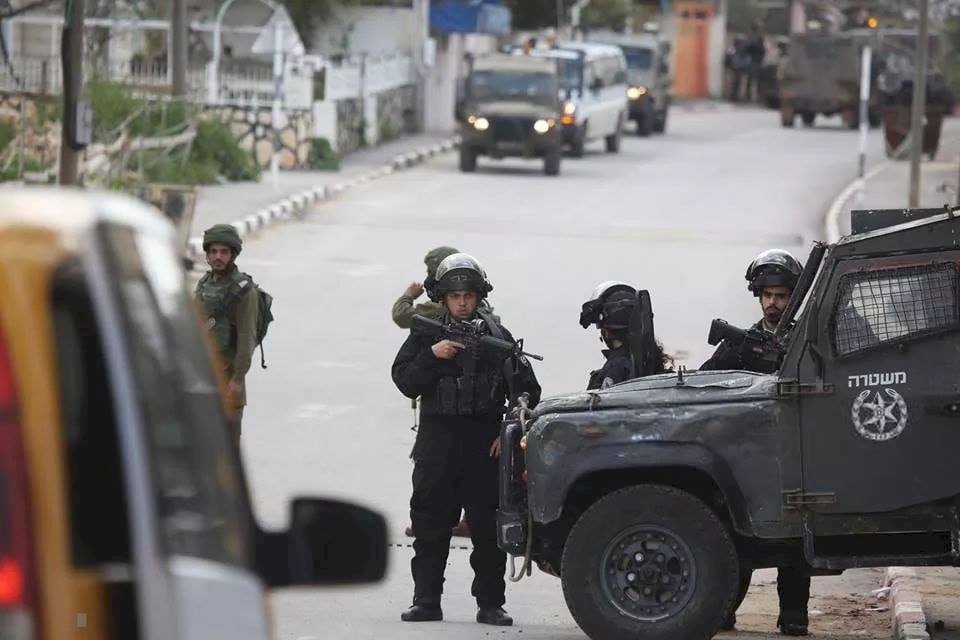 الاحتلال يواصل مطاردة منفذ عملية سلفيت ويحصن مواقع جنوده