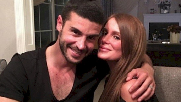 ممثل شهير يقاضي زوجته بسبب تسريبها صوراً فاضحة جداً لهما
