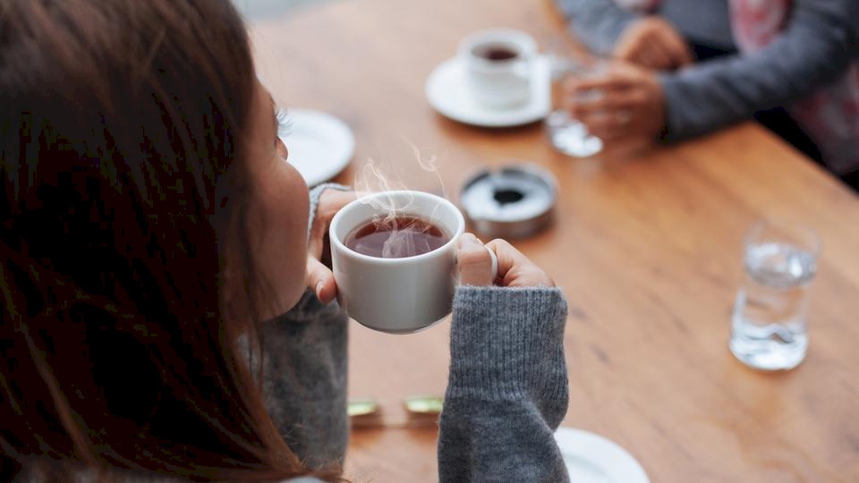 شرب الشاي أو القهوة ساخنين.. أخطر مما تتوقع
