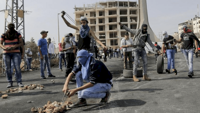 مواجهات عنيفة مع الاحتلال على المدخل الشمالي للبيرة