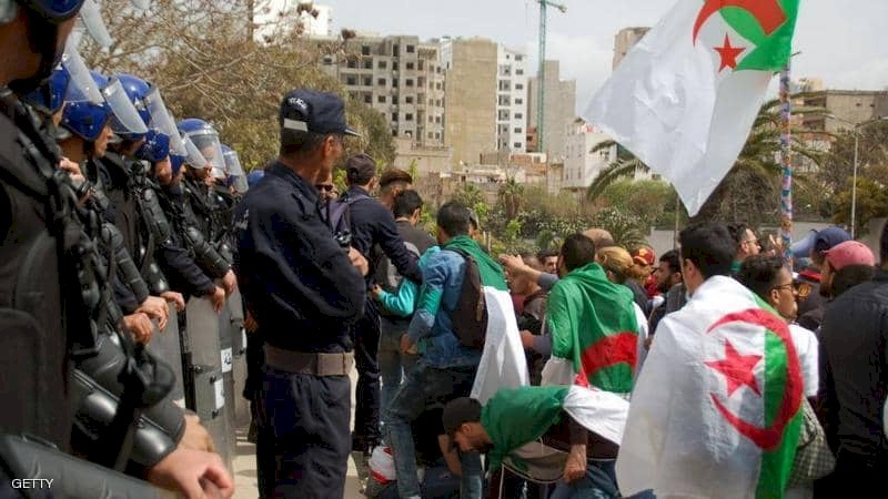 مئات الآلاف وسط الجزائر يطالبون بوتفليقة بالتنحي