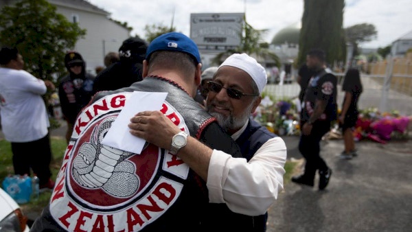 صور: رجال العصابات يتعاطفون مع المسلمين.. عصابة تتعهد بحراسة المساجد في نيوزيلندا
