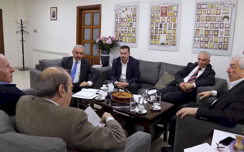 اشتية يلتقي وفداً من حزب الشعب