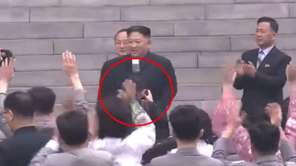 زعيم كوريا يفصل مصوره الخاص.. لسبب غريب