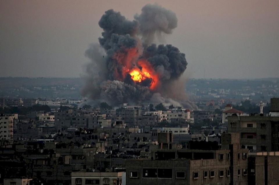 صور.. اصابات في غارة اسرائيلية وسط قطاع غزة 