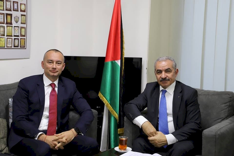 تفاصيل لقاء اشتية مع ملادينوف وكرينبول في رام الله