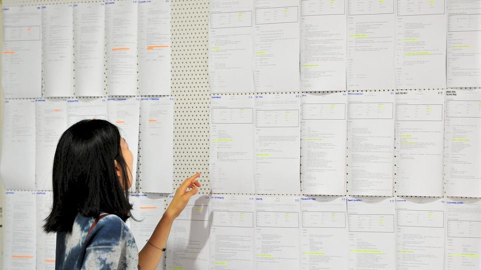 أستاذة جامعية تجبر طلابها على إنجاز أطروحة ابنتها