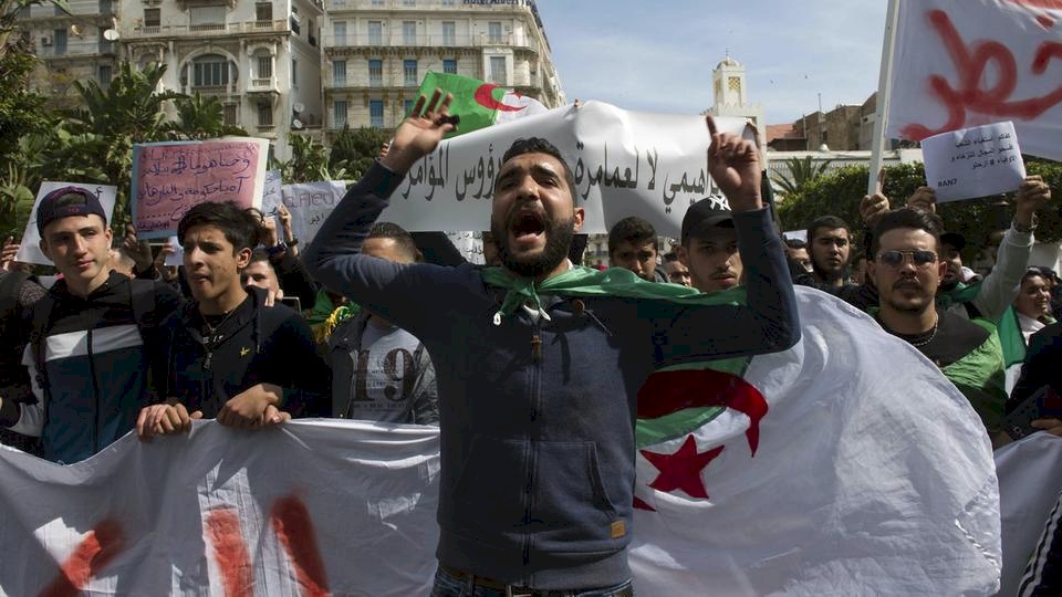 الجزائر.. الحراك يتمسك بمطالبه "ترحلوا يعني ترحلوا"