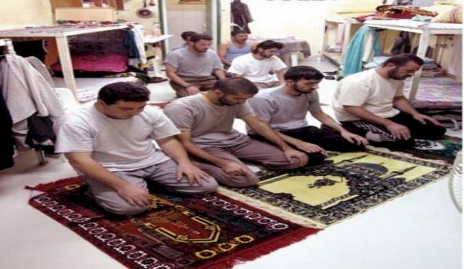 سابقة: الاحتلال يمنع الأسرى من أداء صلاة الجمعة بجميع السجون