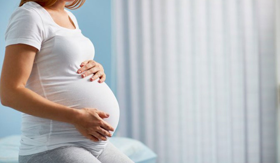 لماذا تُنصح الحامل بتجنب الشرب من عبوات بلاستيكية؟
