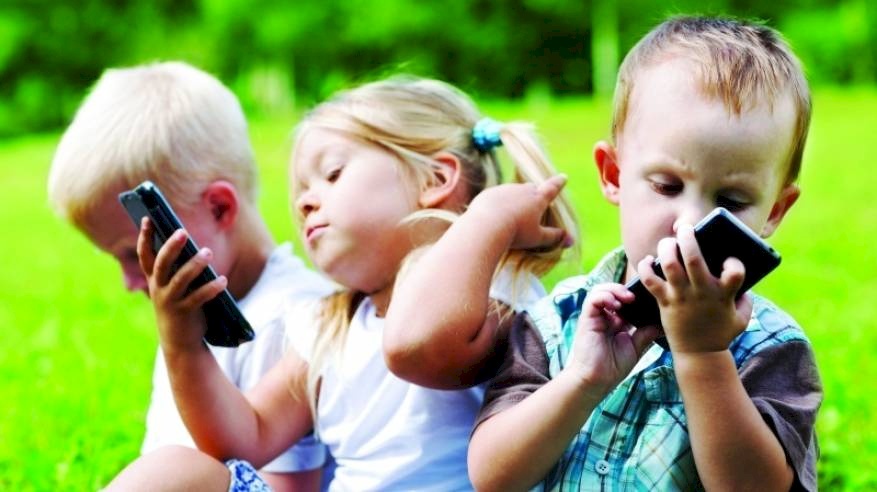 ضرر خطير..لاستخدام الأطفال للهواتف الذكية