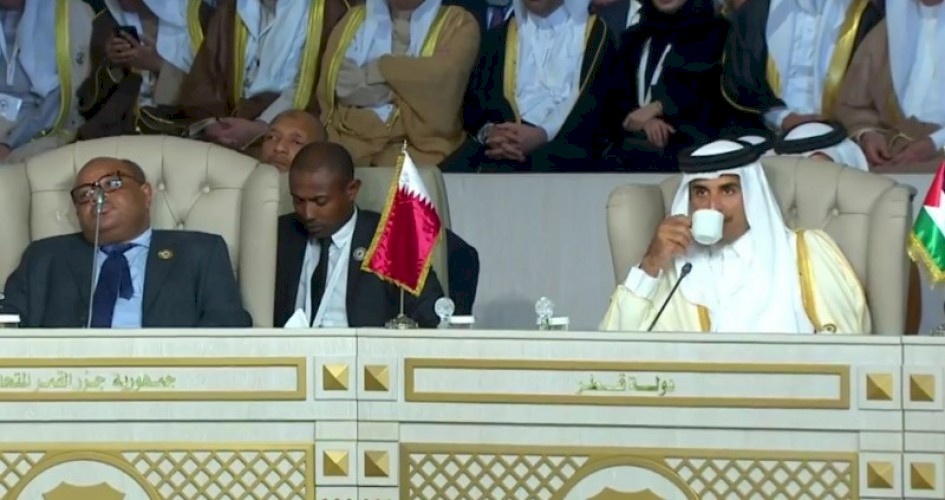 أمير قطر يغادر القمة العربية... ماذا حدث داخل القاعة!