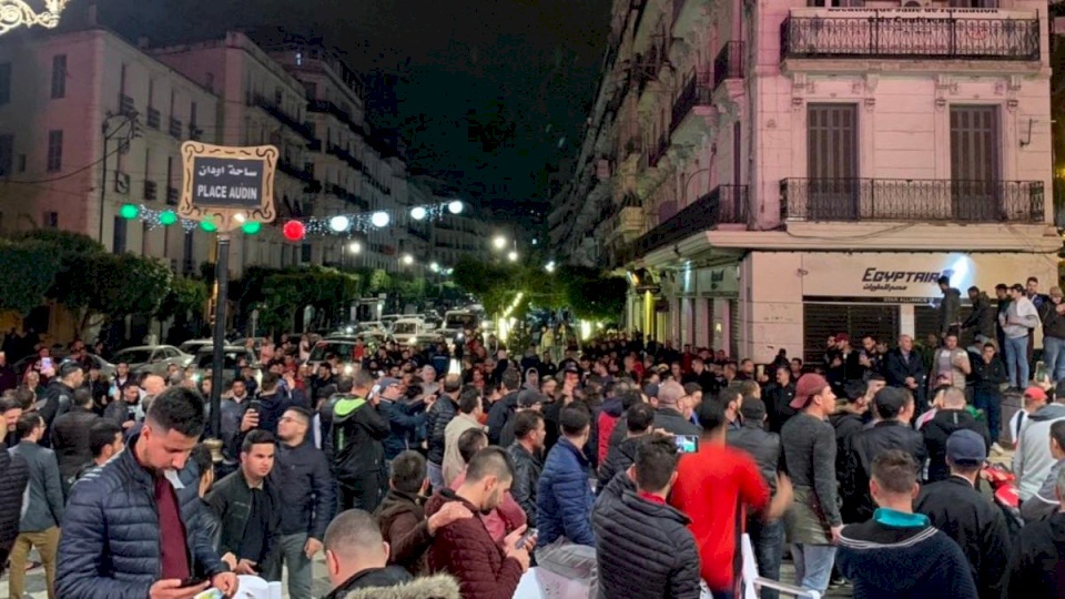 الجزائر.. مظاهرات ليلية اعتراضاً على الحكومة الجديدة
