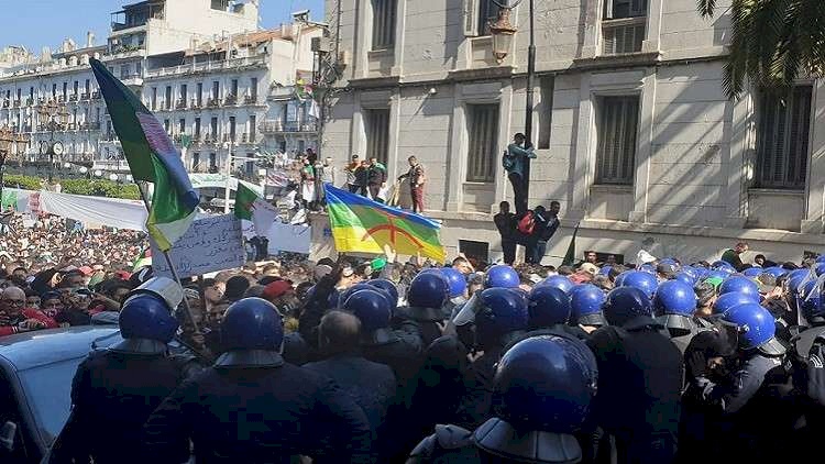 النيابة العامة الجزائرية تحظر السفر على عدد من الأشخاص