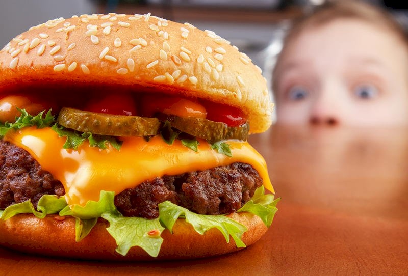 أبعدي طفلك عن الـfast food 