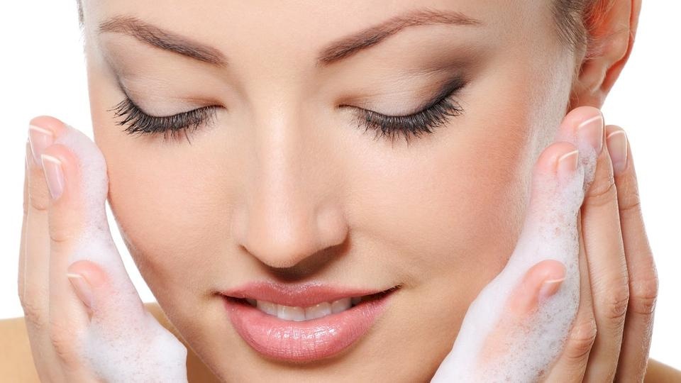 كيف يتم اختيار الصابون المناسب للبشرة الحساسة؟