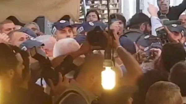 شاهد: مستوطنة ترشق نتنياهو بالبندورة في سوق تل أبيب