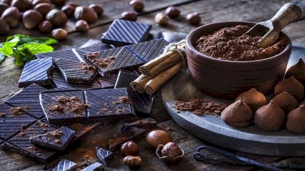 الشوكولاتة الداكنة "تعالج" مرضا مزمنا