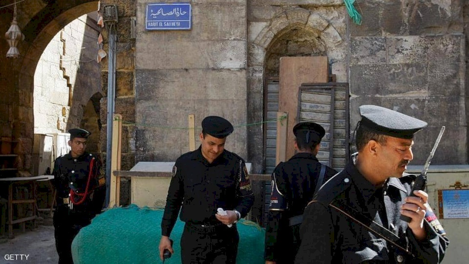 الشرطة تطارد "مجهولين" قتلوا ضابطا في القاهرة