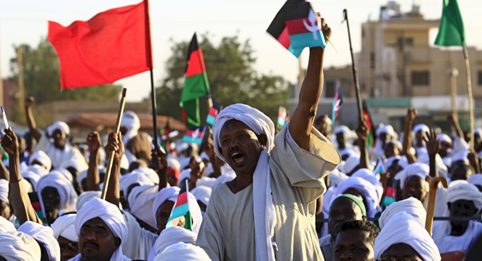 قتيلان في احتجاجات السودان.. والجيش يعلن حظر التجوال